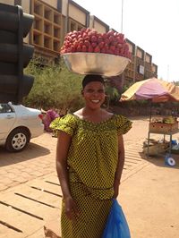 【ア・ダンセ】イチゴ売りの女性