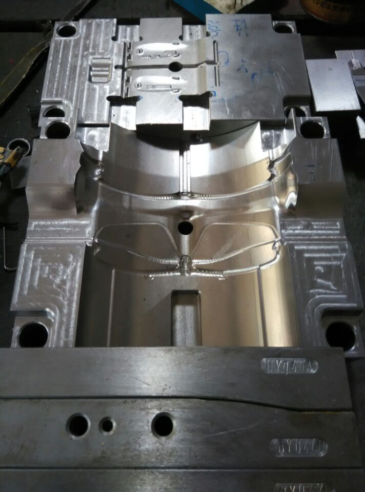 新モデル用金型3