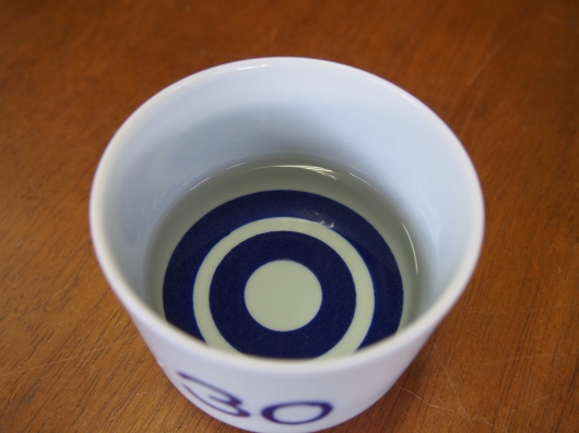 利きぢょこで新酒の色合いを見ています。