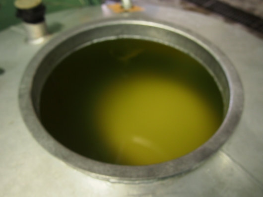 しぼりたてのお酒がこのタンクに出てきています。