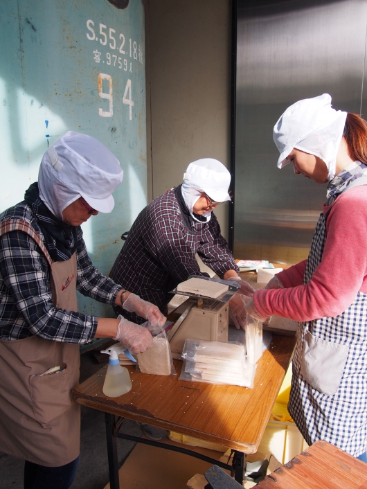 酒粕詰め頑張ってます!