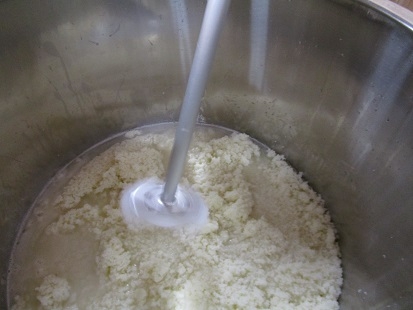 8　櫂棒で混ぜます