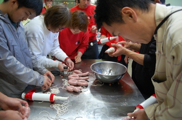 ソーセージ作りの様子