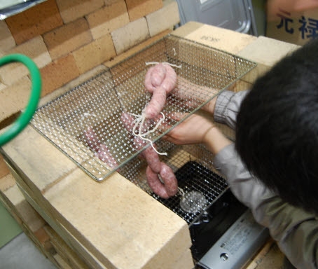 サクラのチップで燻製